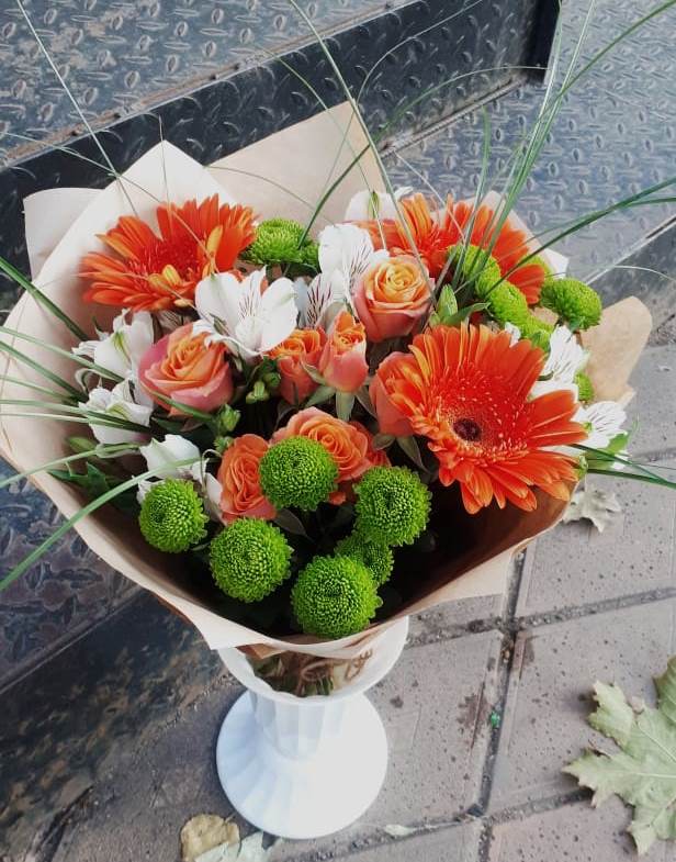 Букет цветов из: Герберы, Хризантемы, Альстромерии и Розы в Гдове