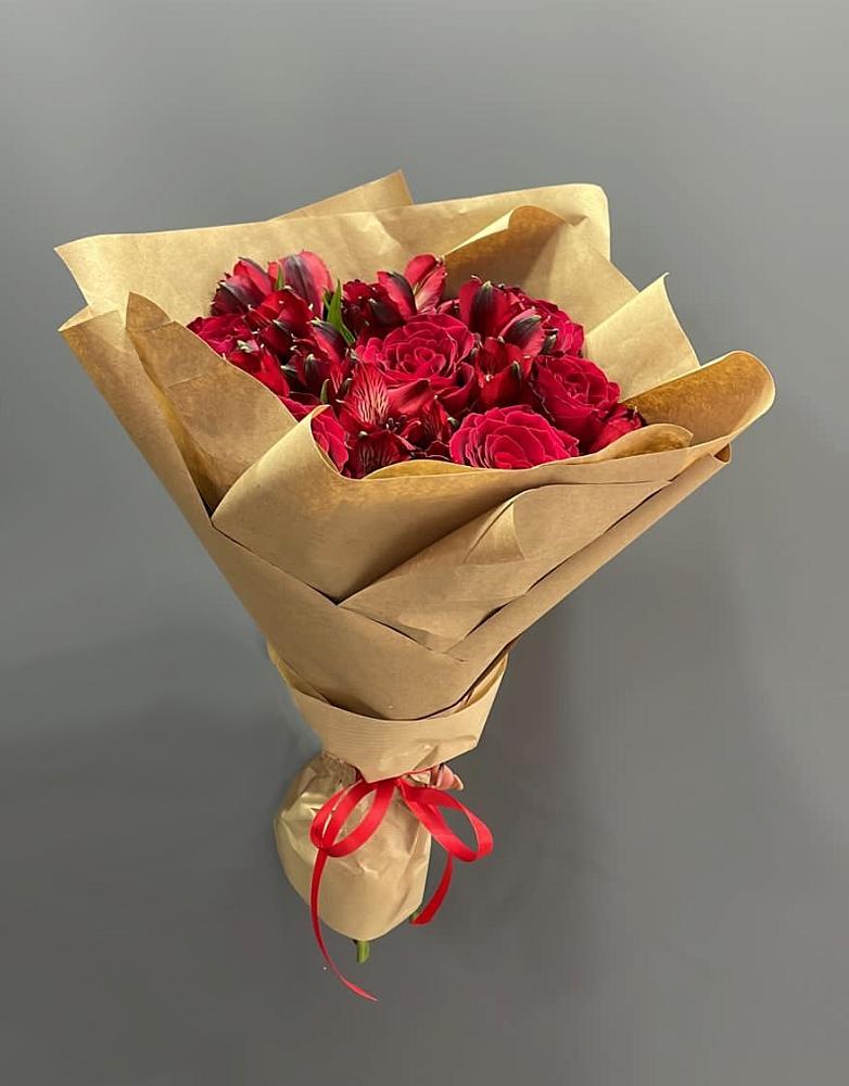 Букет цветов из: Альстромерии и Розы в Гдове