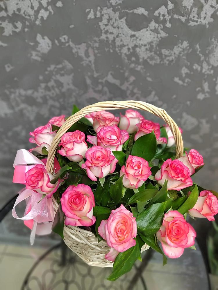 Цветочная композиция из Розы в корзине в Гдове