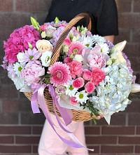 Композиция солнечный день в Гдове Цветочная композиция из Розы, Хризантемы, Пионы и Лизиантусы в корзине в Гдове