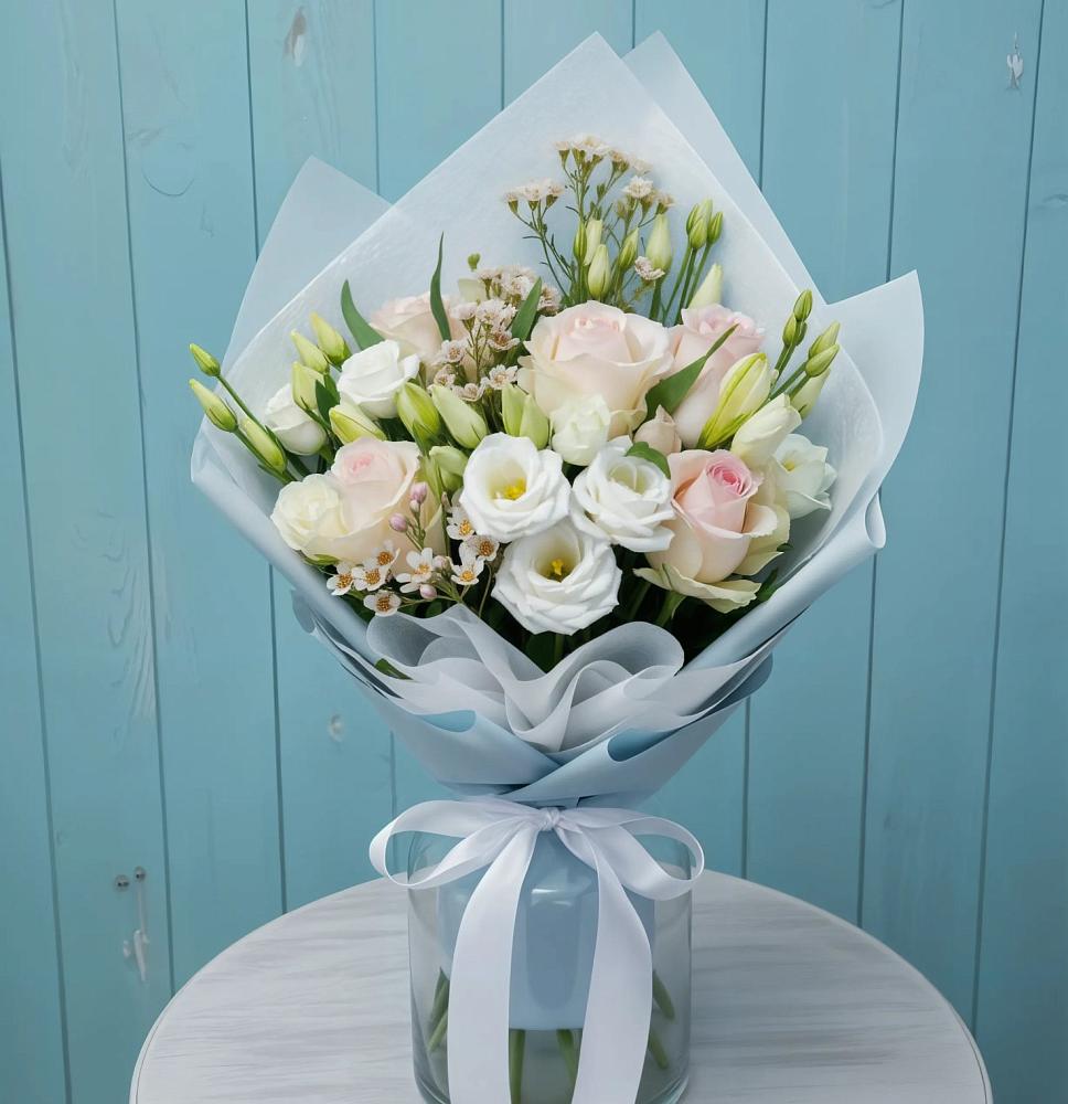 Букет цветов из: Розы и Лизиантусы в Гдове