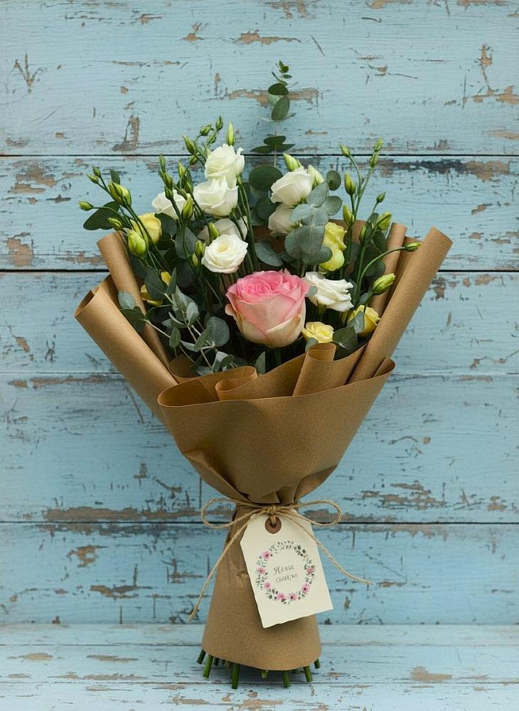 Букет цветов из: Розы и Лизиантусы в Гдове