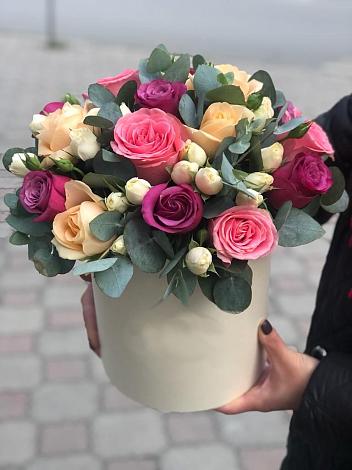 Цветочная композиция из Розы в шляпной коробке в Гдове