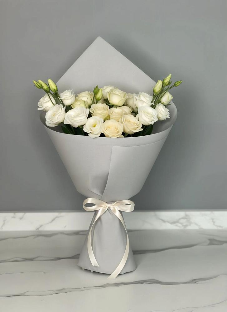 Букет цветов из: Розы и Лизиантусы в Гдове