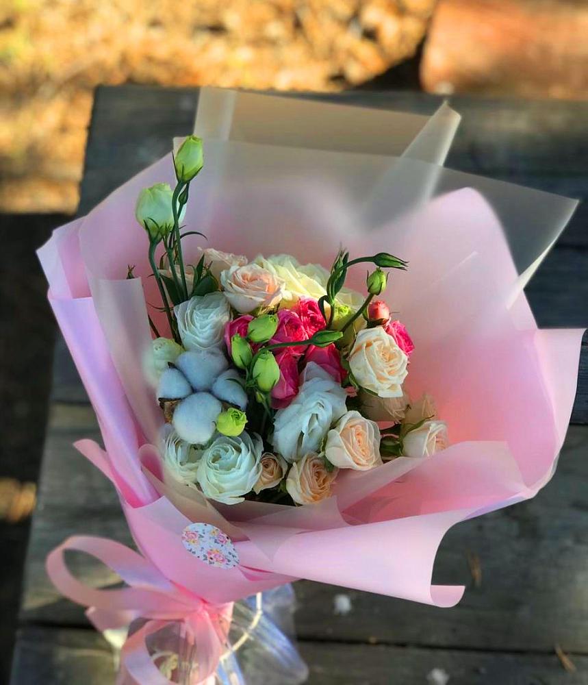 Букет цветов из: Розы и Лизиантусы в Гдове