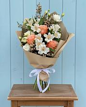 Букет цветов из:  Альстромерии, Лизиантусы, Розы и Хризантемы в Гдове