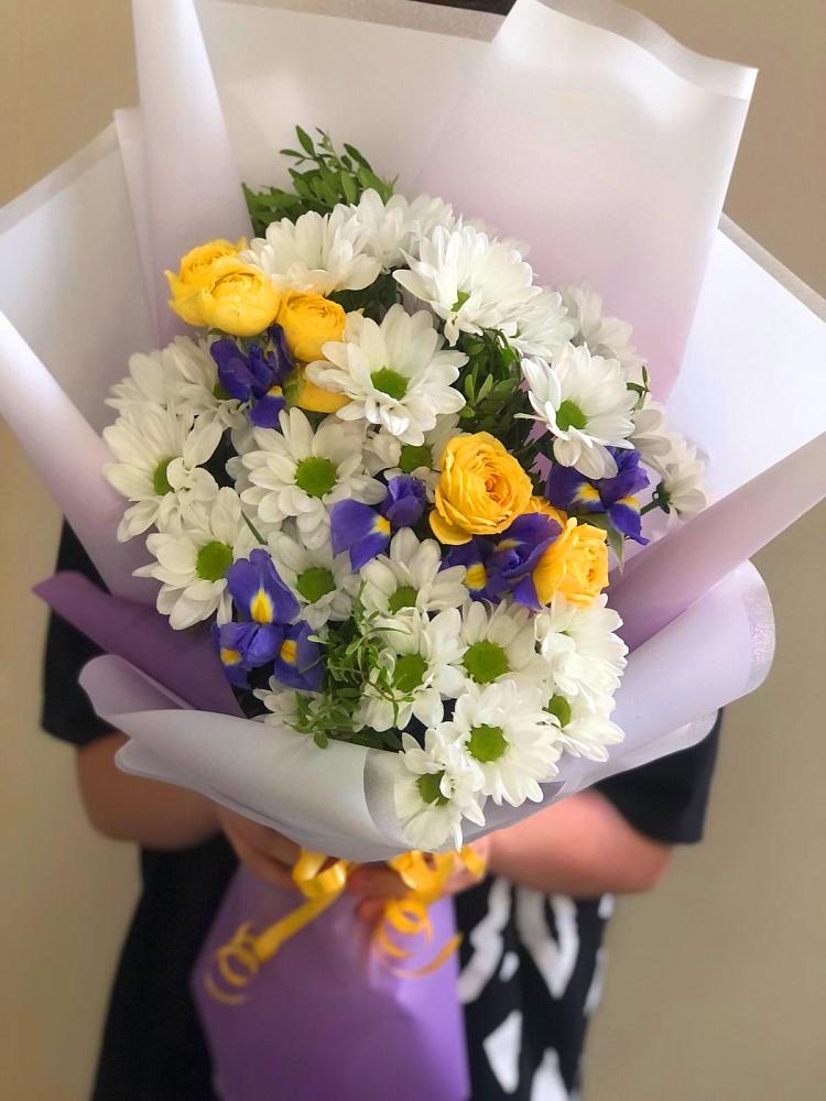 Букет цветов из: Ирисы, Хризантемы и Розы в Гдове