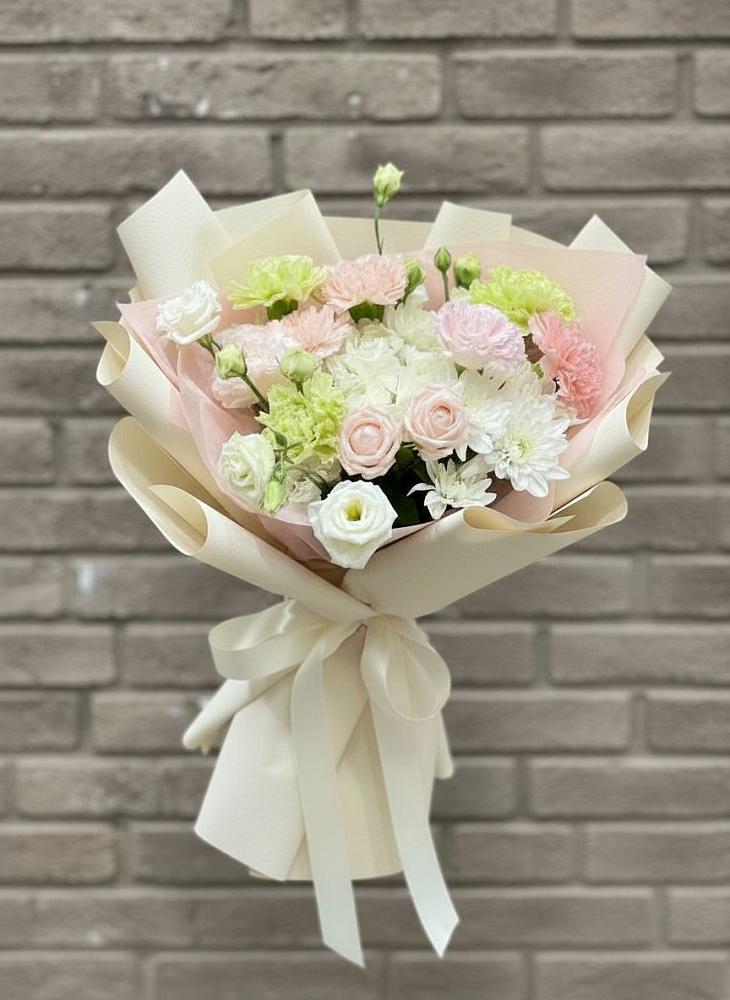 Букет цветов из: Гвоздики, Розы, Лизиантусы и Хризантемы в Гдове