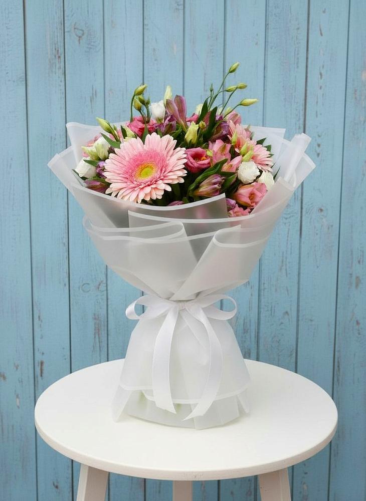 Букет цветов из: Герберы, Альстромерии и Лизиантусы в Гдове