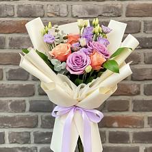 Букет цветов из:  Лизиантусы и Розы в Гдове