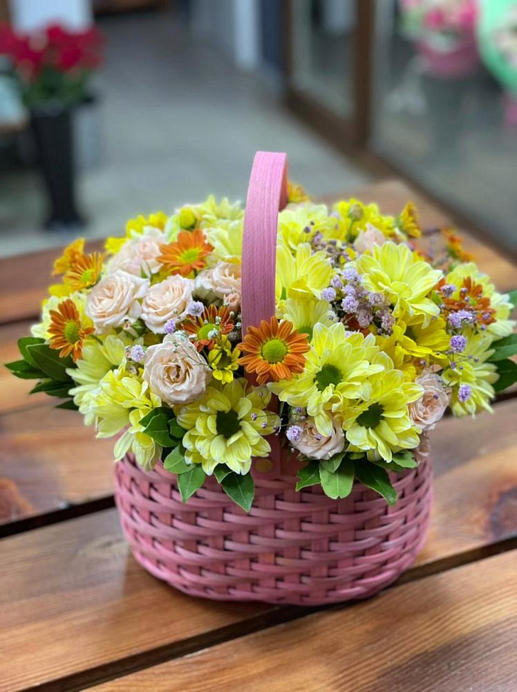 Цветочная композиция из Хризантемы и Розы в корзине в Гдове