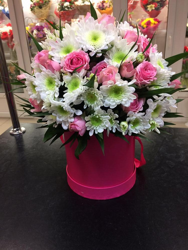 Цветочная композиция из Розы и Хризантемы в шляпной коробке в Гдове