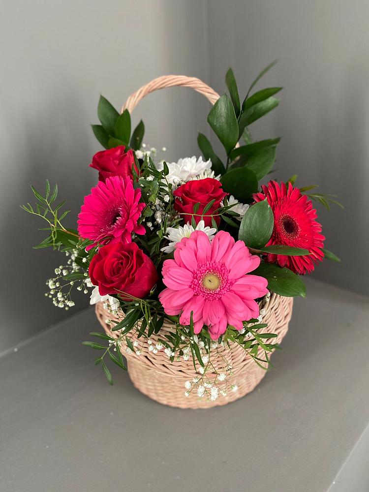 Цветочная композиция из Розы, Хризантемы и Герберы в корзине в Гдове
