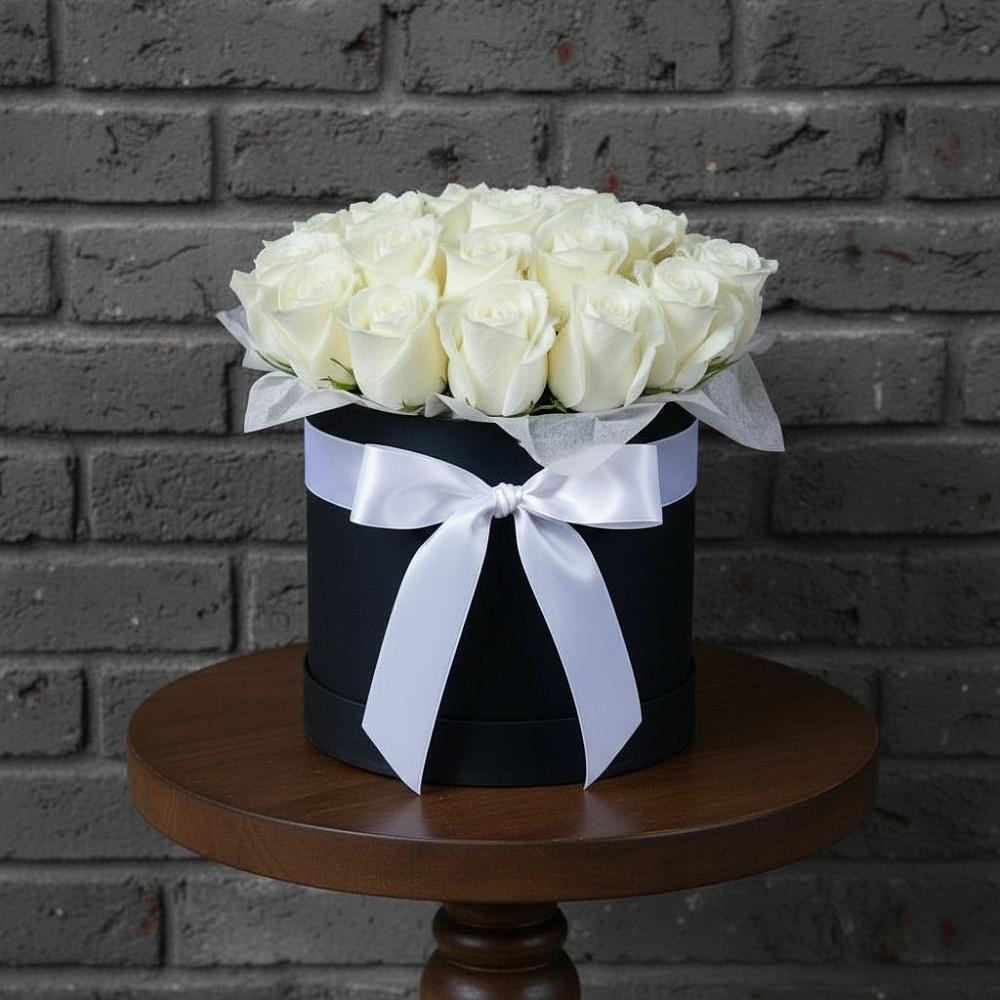 Цветочная композиция из Розы в шляпной коробке в Гдове