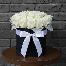 Цветочная композиция из Розы в шляпной коробке в Гдове