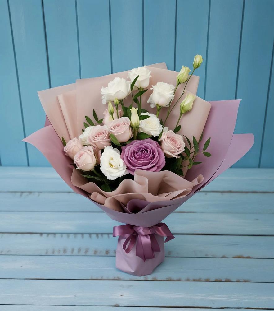 Букет цветов из: Розы и Лизиантусы в Гдове